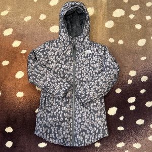girls The NorthFace grey leopard and soft mossbud reversible jacket size M 10/12